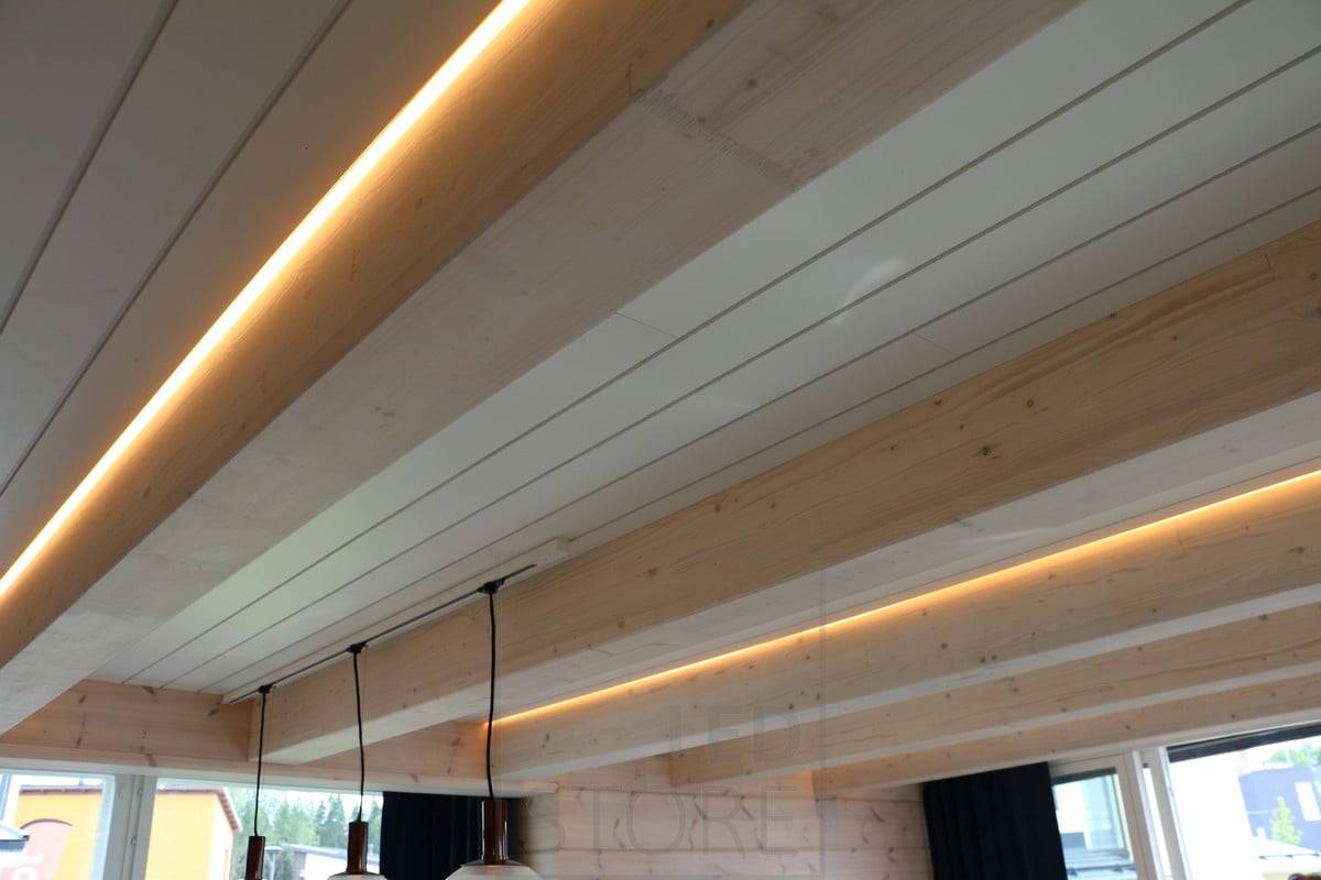 Des bandes lumineuses LED au plafond pour accentuer les poutres.